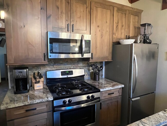 Foto del edificio - Nicely Remodeled Fully Furnished Condo