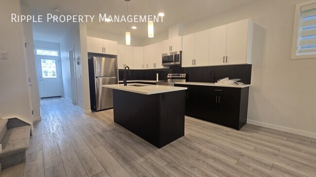 Photo du bâtiment - Modern 5 Beds, 3 Baths Duplex | No Pets Al...