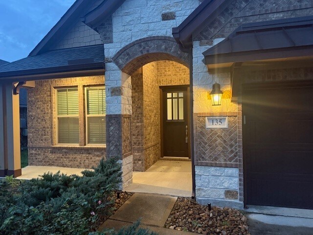 Foto del edificio - 135 Bloomhill Pl