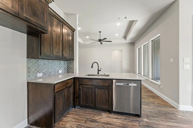 Foto del edificio - 2106 Briarwood Dr