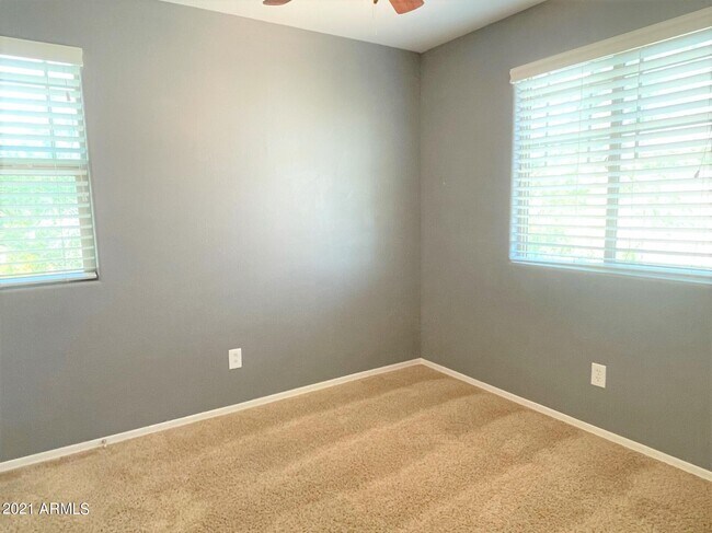 Foto del edificio - 2559 E Vermont Dr