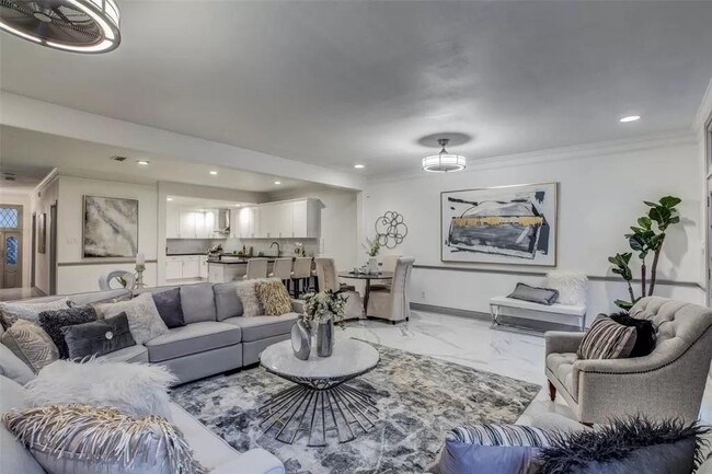 Building Photo - 7530 Chevy Chase Dr