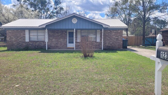 Building Photo - Charming 3 bed, 2 bath