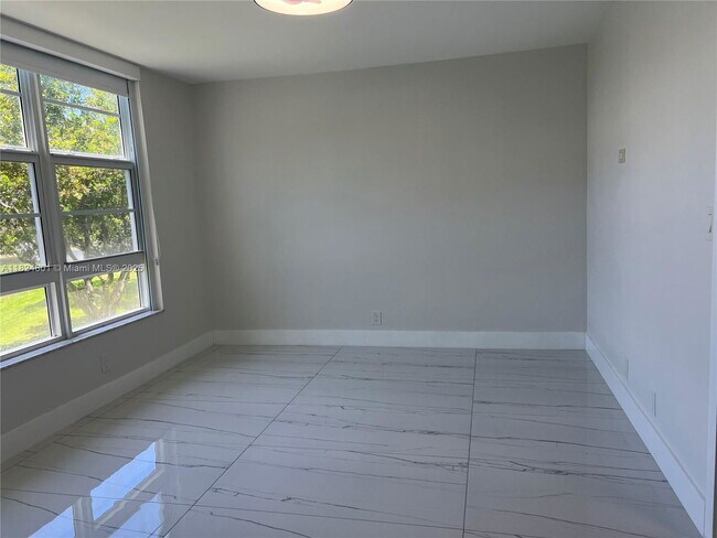 Foto del edificio - 3090 N Course Dr