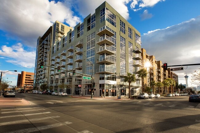 Building Photo - Fully Furnished Spacious One Bedroom - Downtown Las Vegas