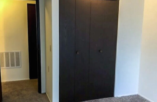 Foto del edificio - 100 W Mill Pond