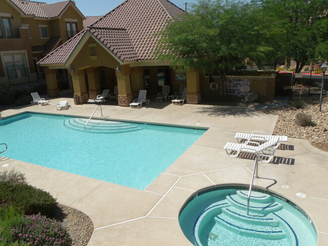 Building Photo - Large Green Valley Townhome