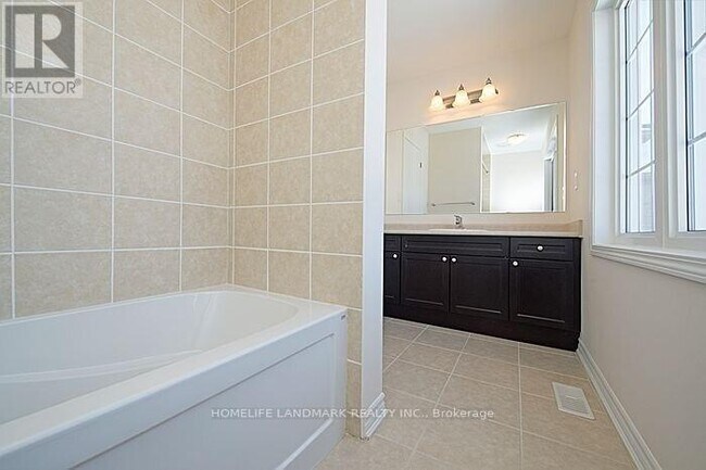 Building Photo - 1646 Gainer Cres