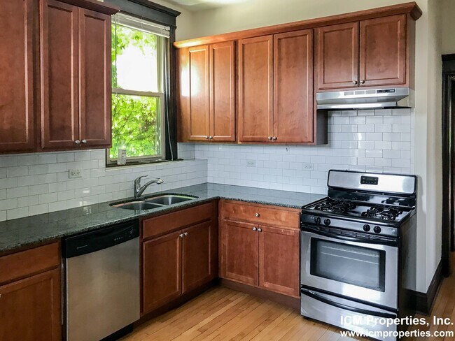 Foto del edificio - 851 W Wellington Ave
