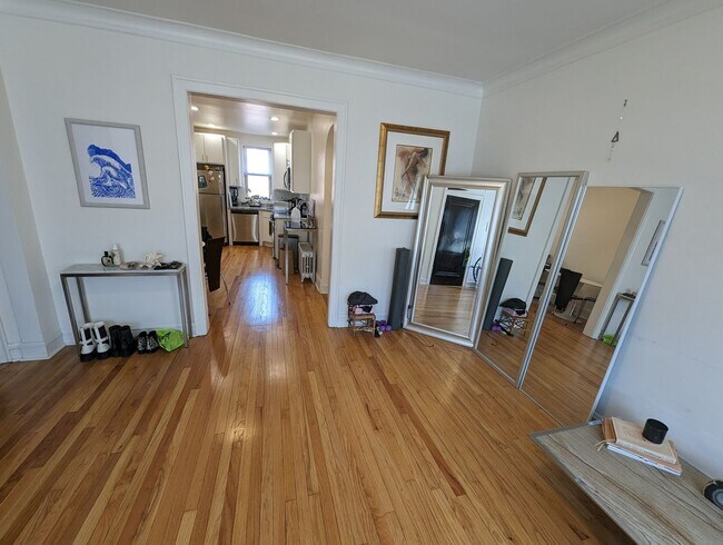 Foto del edificio - Spacious 1 BR - New Renovation Near the La...
