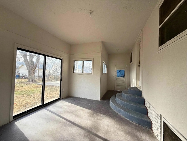 Building Photo - 904 E Ash St