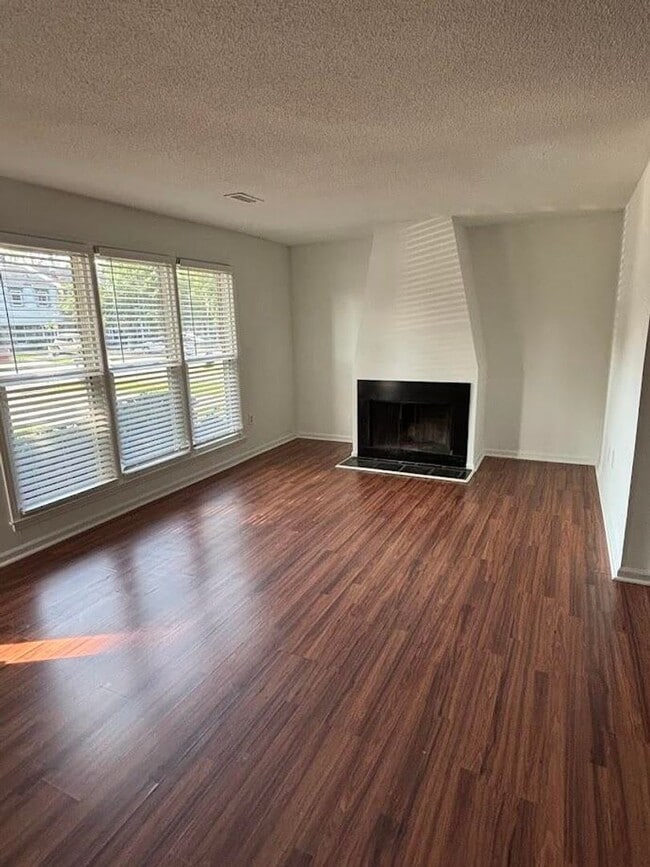 Building Photo - 3 Bedroom Townhouse available in Ashley Vi...