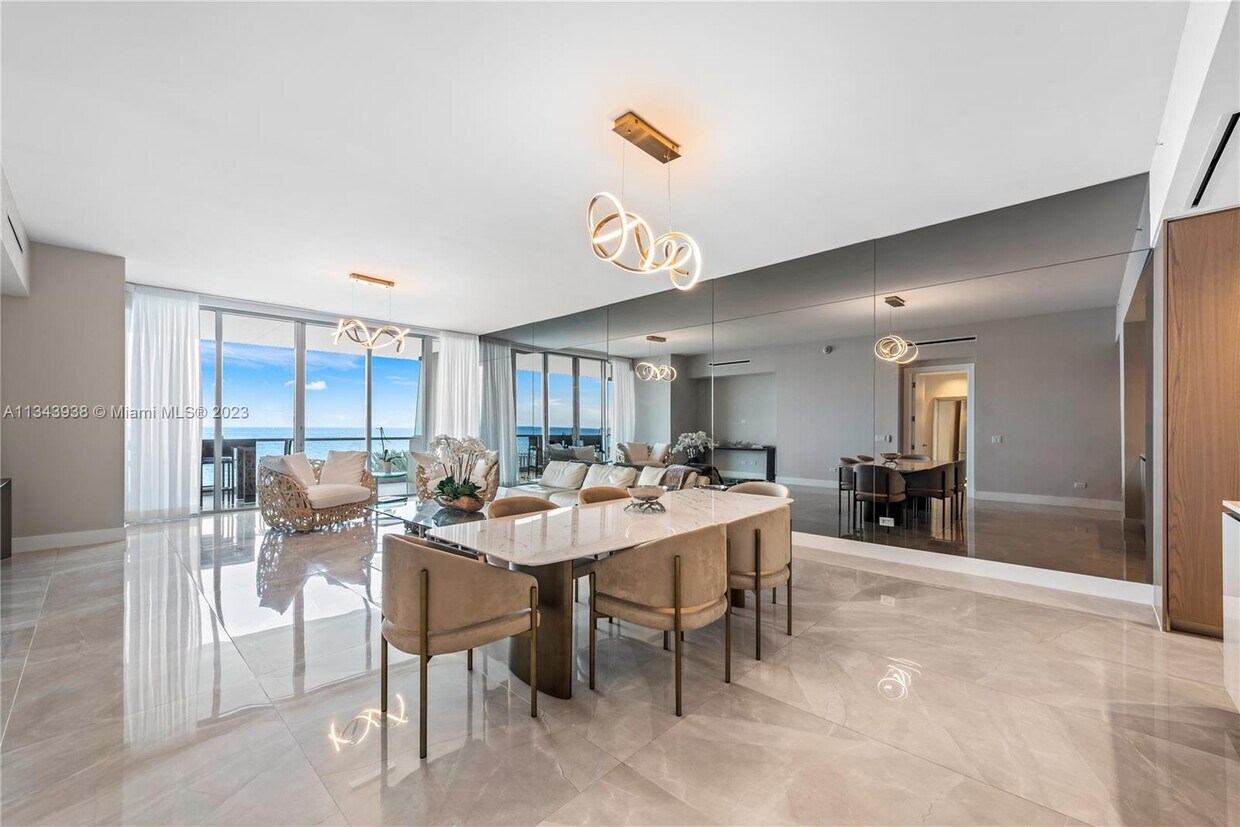 Foto principal - 18501 Collins Ave