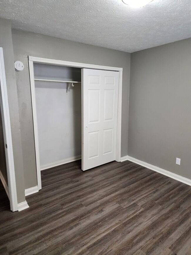 Building Photo - 2 bedroom 1 bath apartment