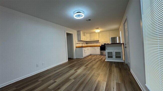 Foto del edificio - 105 Clear Lake Rd