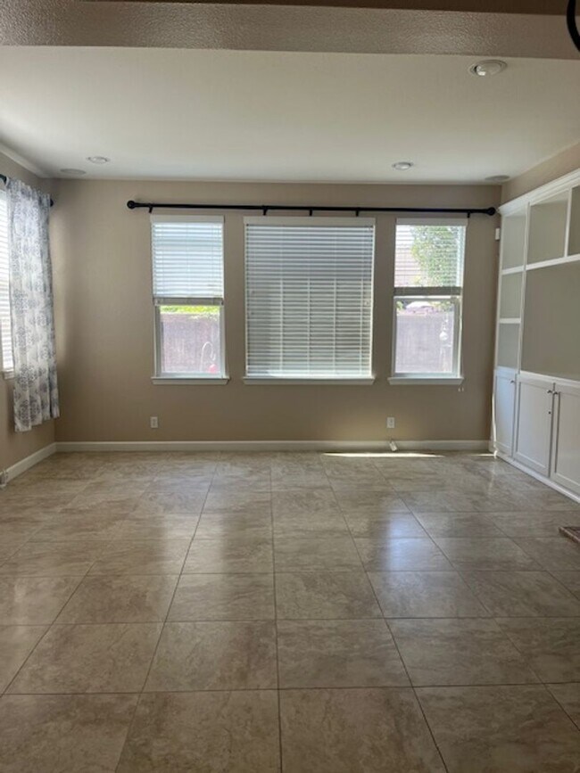 Foto del edificio - Now Available – 4 Bedroom, 2.5 Bathroom Home in Gated Community