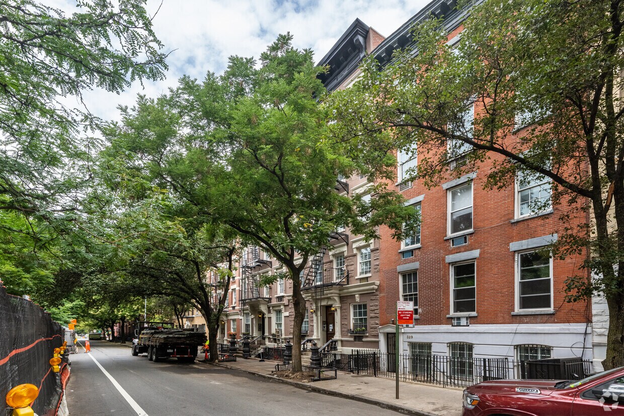 Primary Photo - 331 W 21st St