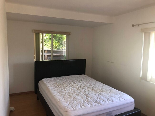 Bedroom - 1054 E Providencia Ave