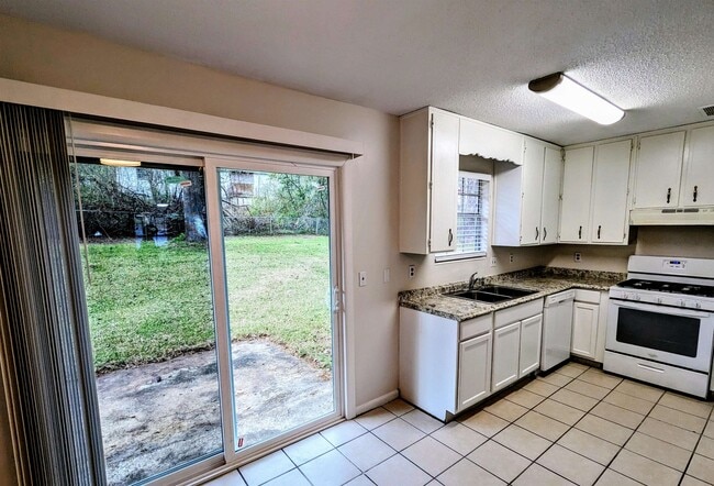 Building Photo - 911 Kendall Dr
