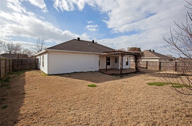 Building Photo - 807 SW Sandrock Rd