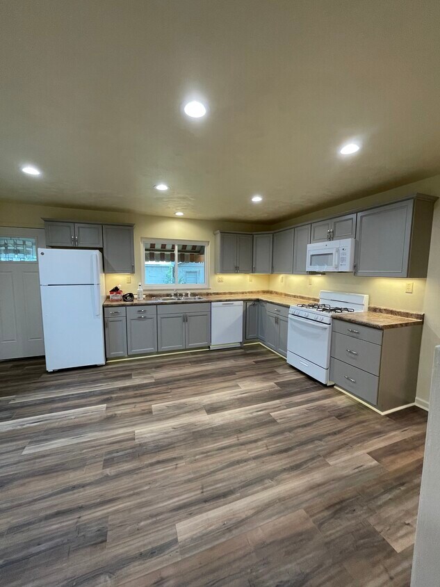 Brand new huge kitchen - 1707 4th Ave