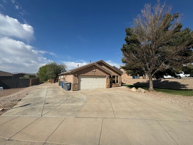 Building Photo - FOUR BEDROOM!! Clean with NO neighbors behind!!