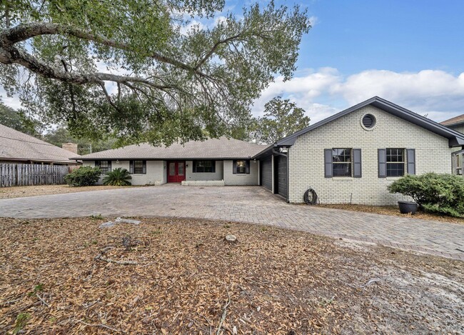 Building Photo - 242 Country Club Rd