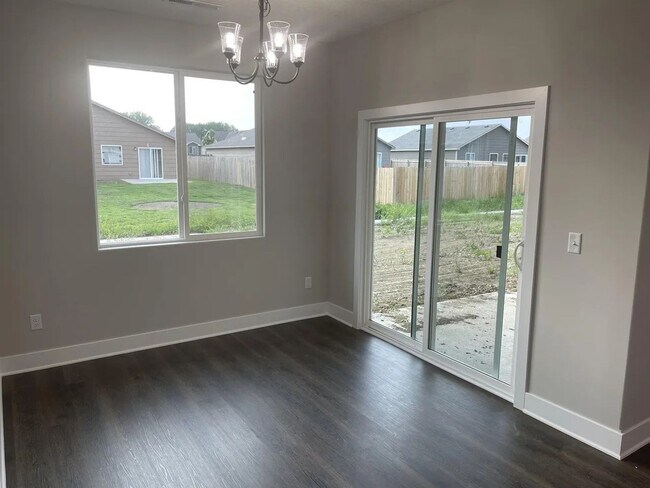 Foto del edificio - Single family slab home with three car garage. This home is 4 bedrooms, three bathrooms open floo...