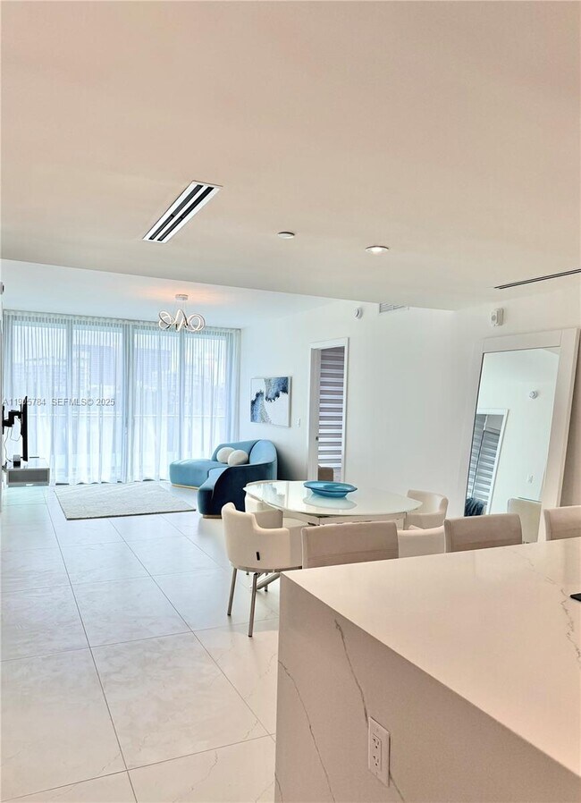 Foto del edificio - 9901 E Bay Harbor Dr