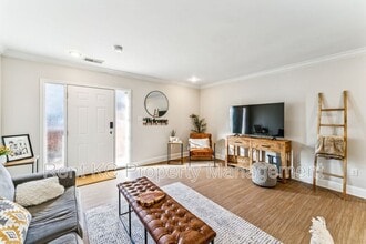 Building Photo - 530 W 10th St