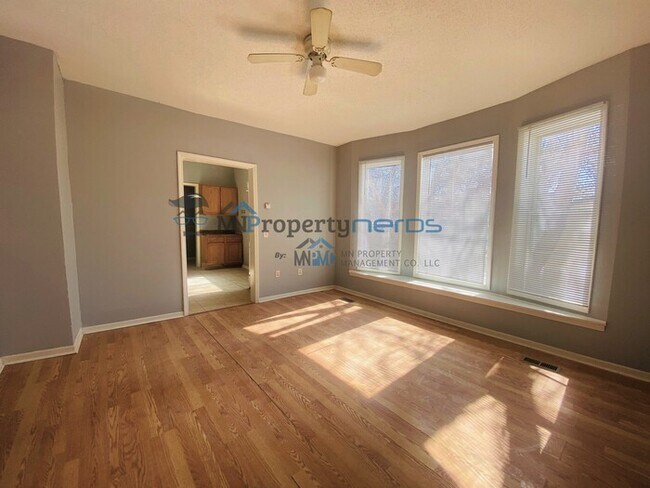 Building Photo - SPACIOUS 3bd/1br lower unit FOR RENT. Sect...