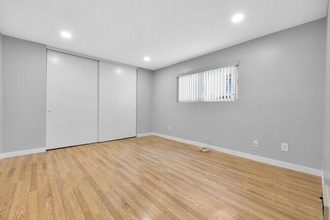 Building Photo - Modern 1BD Retreat with Dishwasher, Pool & Spa