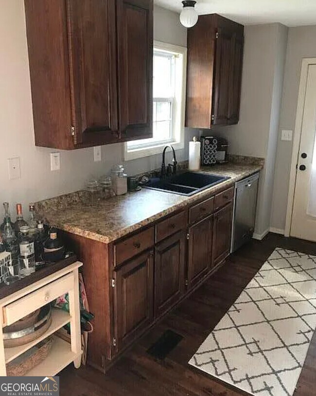 Foto del edificio - 1080 Maple Cir