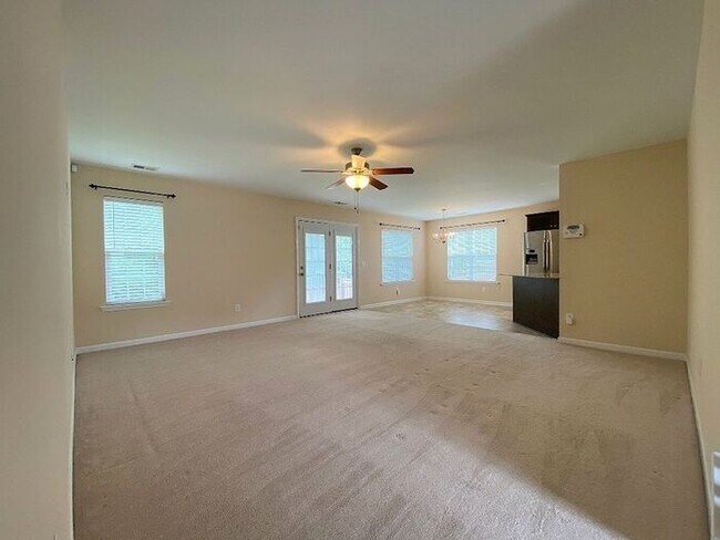 Foto del edificio - Well maintained 3 bedroom, 2 bath newer ho...