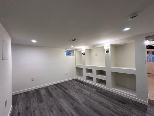 Building Photo - 5536 Channing Rd