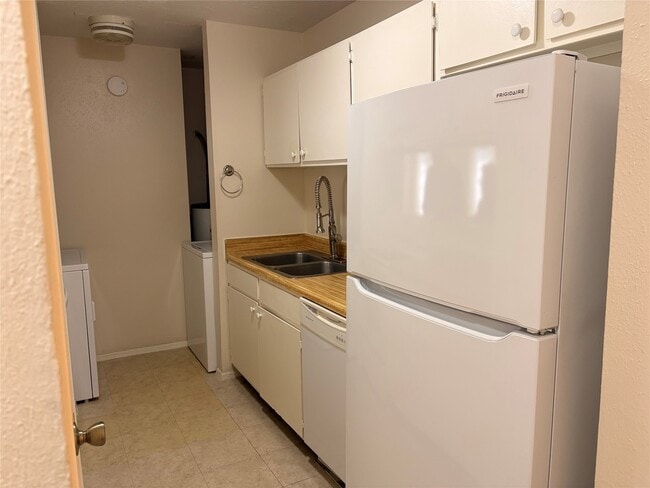 Building Photo - 1007 Stoneleigh Ct