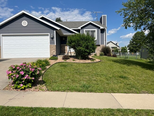 Building Photo - Beautifully Updated 4-Bed Home in Prime NW...