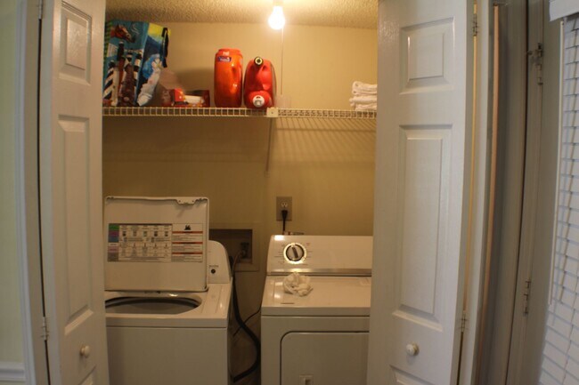 Foto del edificio - 2 Bedroom Apartments/Townhomes in Five Poi...