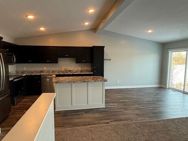 Building Photo - Beautiful Multi-Level Townhome - Like New!