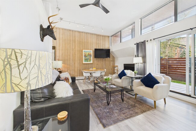 Building Photo - 311 S Aspen St