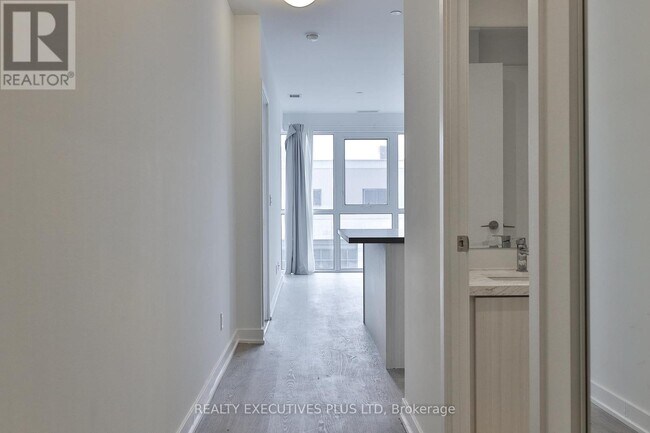 Photo du bâtiment - 501 St Clair Ave W