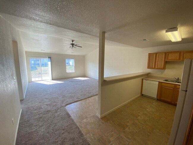 Building Photo - 2 Bedroom, 2 Bathroom Duplex in Hunters Ridge