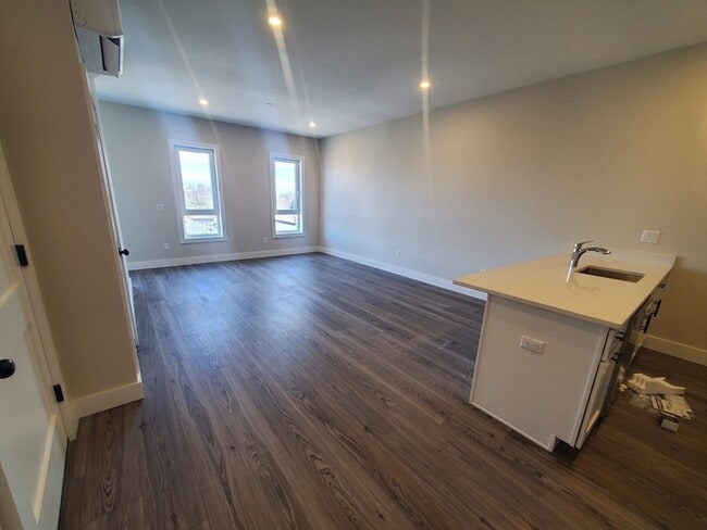 Building Photo - 64 Tolman St