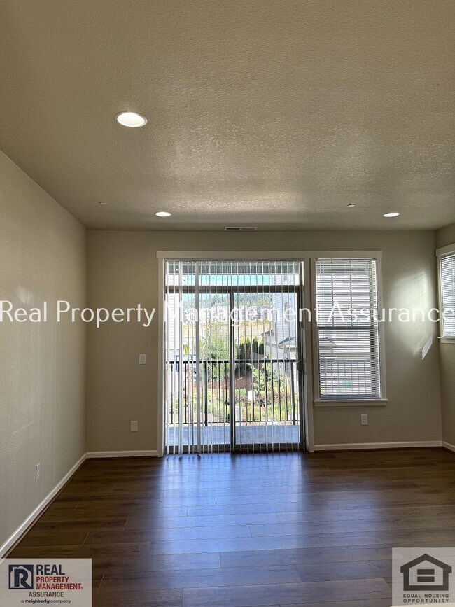 Building Photo - Spacious, well-designed home in desirable ...