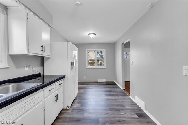 Foto del edificio - 15910 Bryce Ave