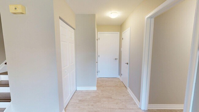 Photo du bâtiment - NEWLY RENOVATED AND SPACIOUS 3 BEDROOM TOW...