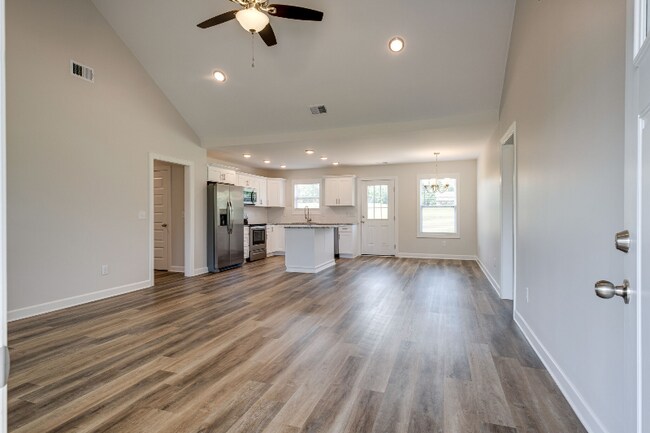 Building Photo - 644 S Tunnel Rd