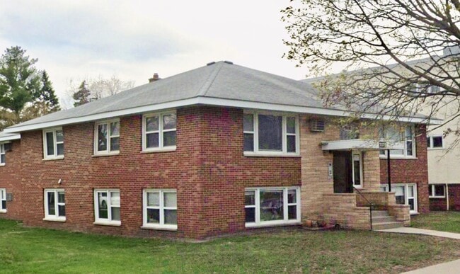 Building Photo - 2076 Como Ave