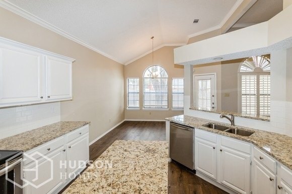 Foto del edificio - NOW AVAILABLE! 2702 Kingswood Ct, Arlingto...