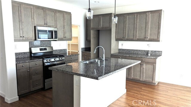 Foto del edificio - 7449 Channel View St